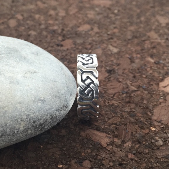 Celtic Ring in Sterling Silver - Nickel Free - Size 9 1/2 NWOT 💥LAST ONE💥 - Picture 2 of 4
